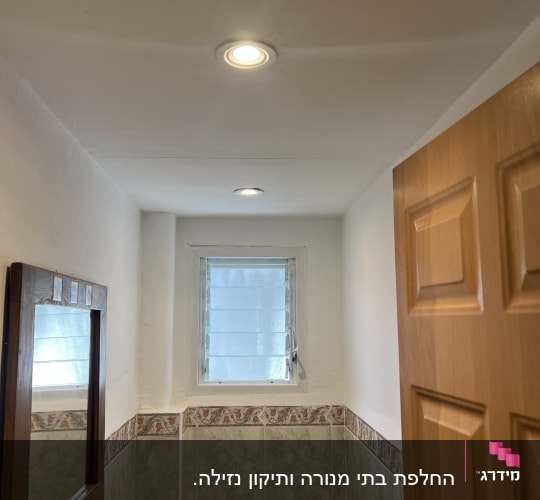 שירותים עם תאורה ותקרה צבועה